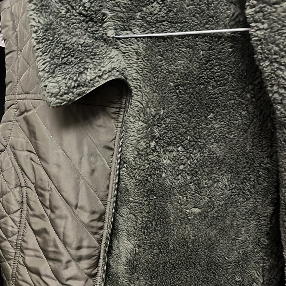 D&CO- hunter green lined vest - Picture 2 of 7